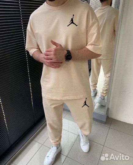 Мужской спортивный костюм