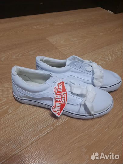 Белые кроссы