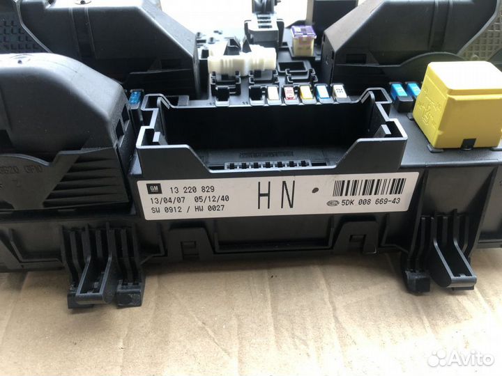 Блок предохранителей opel astra H задний HN