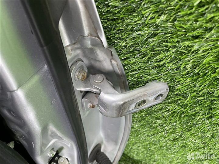 Петли двери передние левые Toyota Aqua NHP10