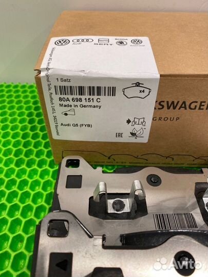 Передние тормозные колодки 80A698151C, 80A698151B