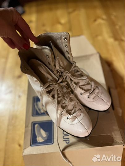 Коньки фигурные 38 размер кожаные