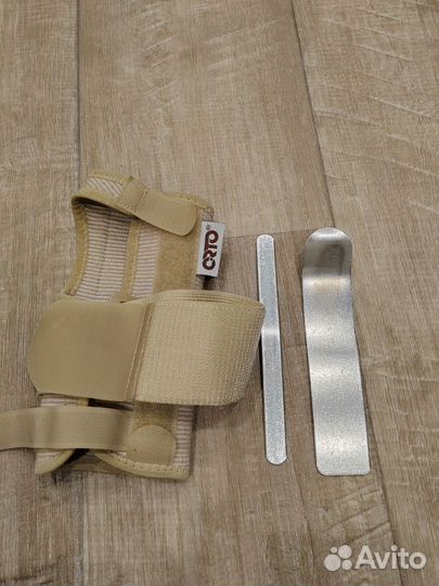 Бандаж на лучезапястный сустав правый