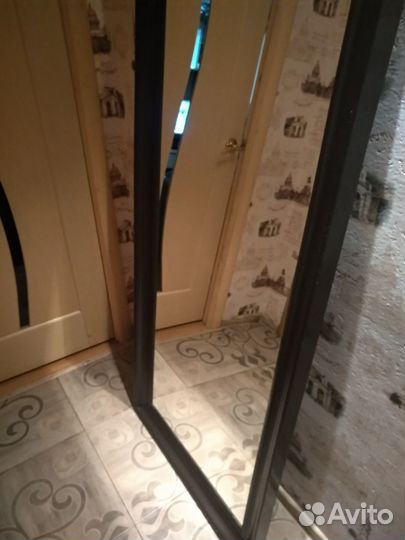 Большое настенное зеркало в деревянной раме