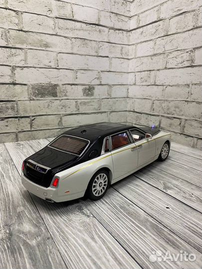 Модель Rolls-Royce Phantom 25 см