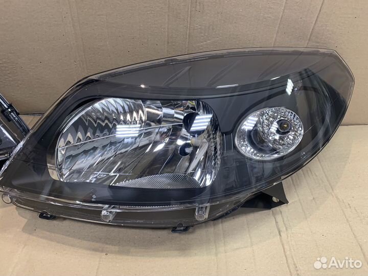 Фара Renault Sandero 2008-14