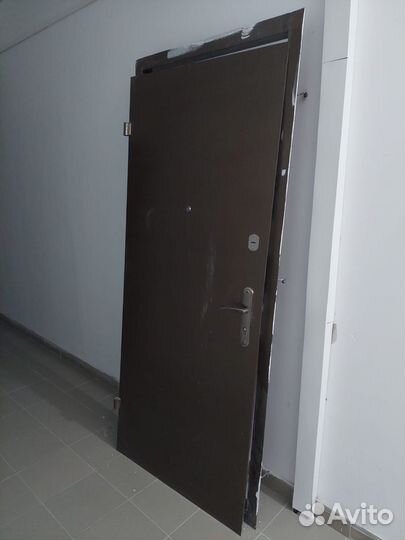 Дверь входная металлическая от застройщика