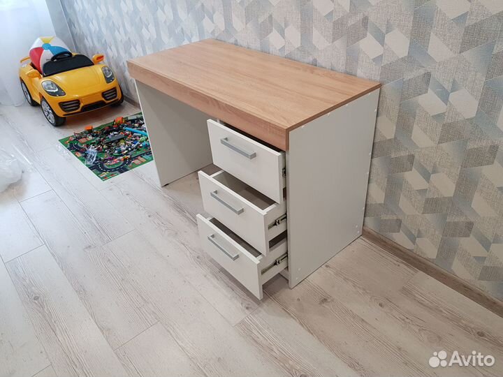 Письменный стол