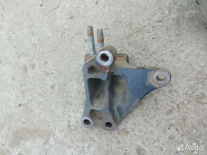 Кронштейн подушки Hyundai i30 G4FA