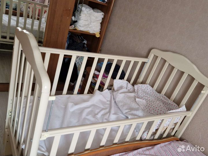 Детская кроватка с маятником и матрасом