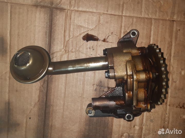 Насос масляный VW Golf 4 06A115105B