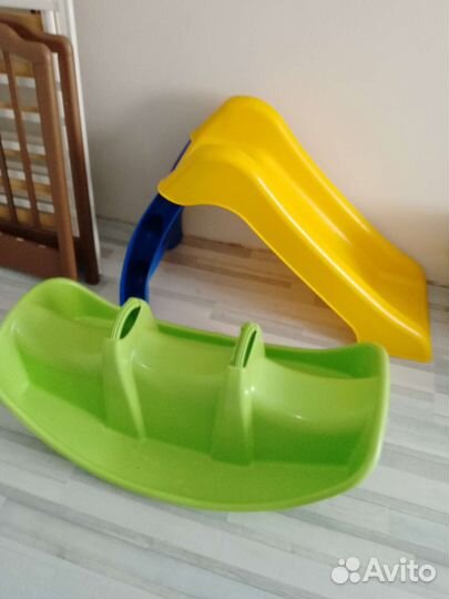 Детская горка и качели