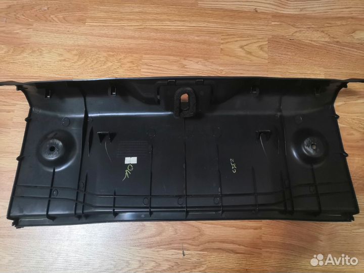 Пластик замка багажника tiida