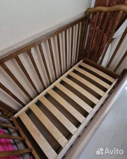 Детская кроватка с маятником