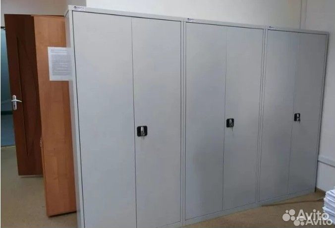 Шкаф металлический офисный с полками