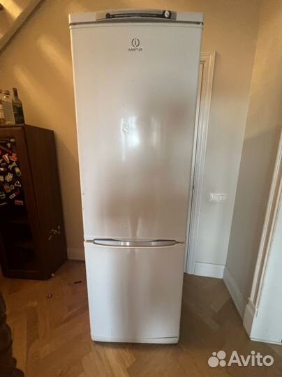 Холодильник бу indesit