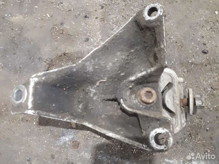 Правый кронштейн АКПП ауди а6 с4