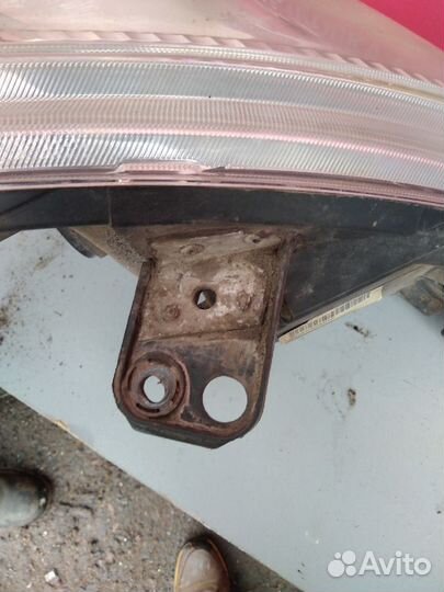 Фара Nissan Tiida