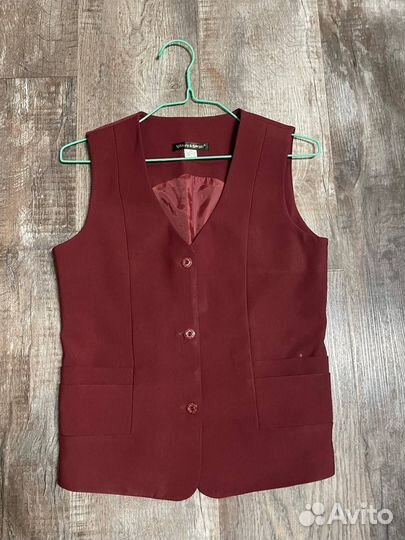 Жилетка школьная бордовая