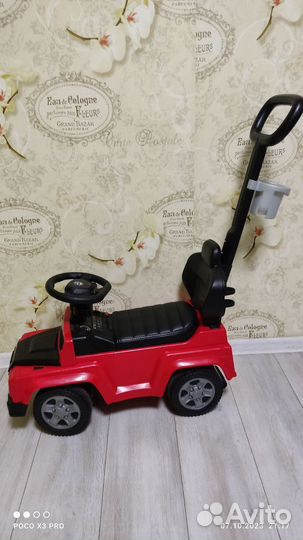 Машинка каталка толокар с ручкой