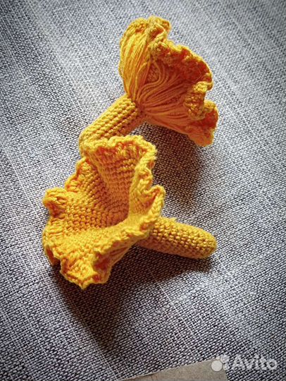 Гриб лисичка игрушка вязанная елочная