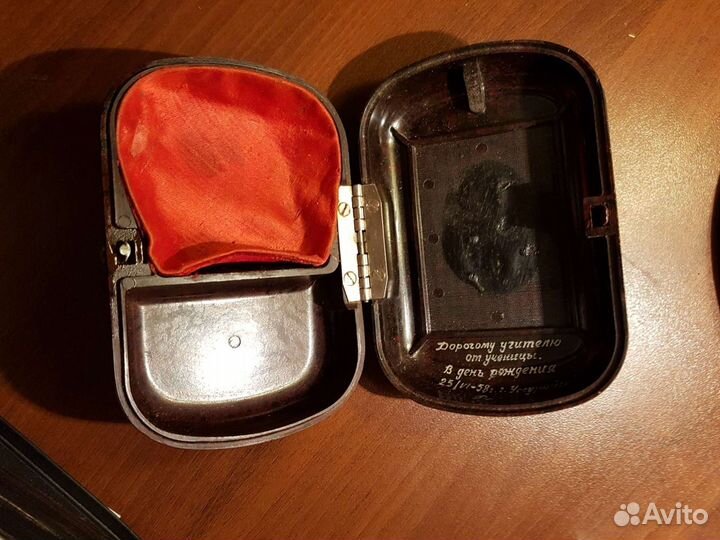 Шкатулка из СССР карболит.Коробки от конфет металл