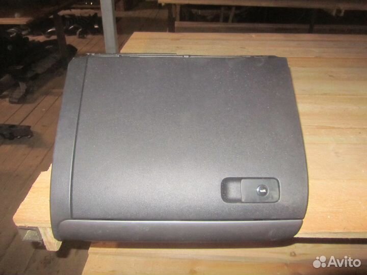 Бардачок для VW Jetta 2011) 5C7857097S82V