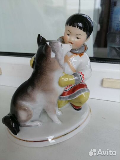 Статуэтка фарфоровая Мальчик-якут с собакой. СССР