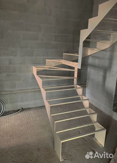 Лестница прямая на металлокаркасе