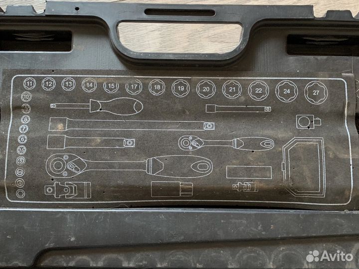 Набор инструментов для авто в чемодане