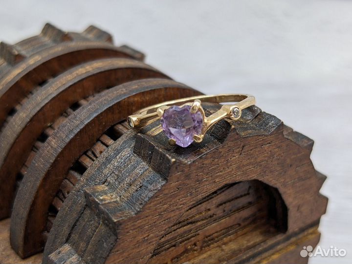 Золотое кольцо 585 пробы массой 1.48 грамма(17р)