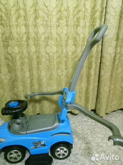 Машинка каталка с ручкой