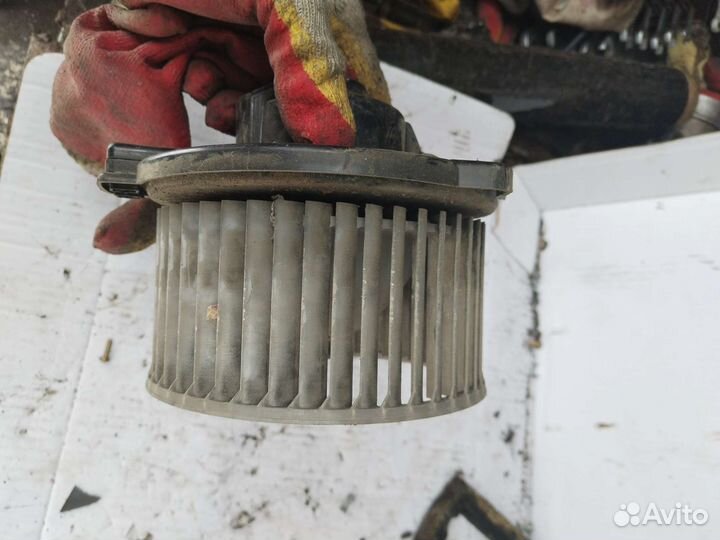 Моторчик печки таета Карина 1995г