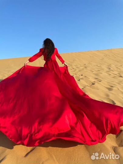 Платье с длинным шлейфом