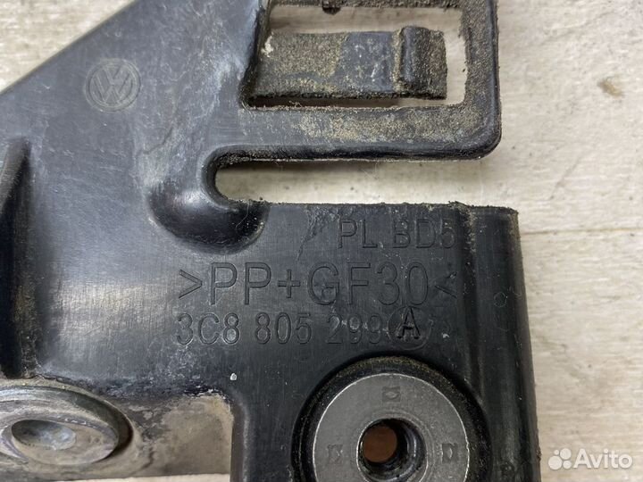 Кронштейн левой фары passat cc