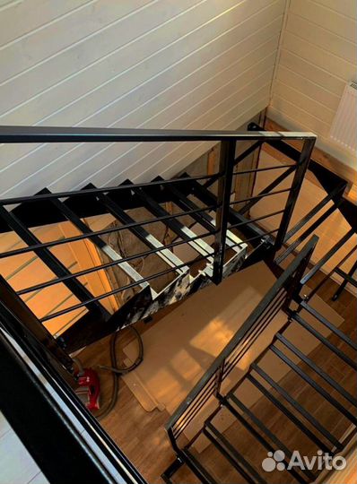 Лестница на металлокаркасе закрытого типа