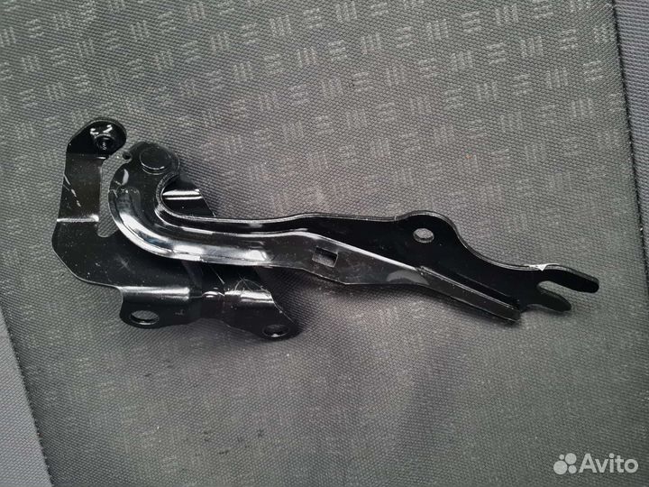 Петля капота левая Mazda 3 bk
