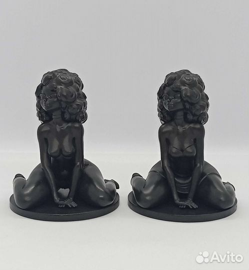 Фигурка девушки черная