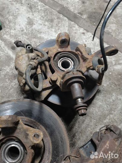 Поворотный кулак Nissan Primera p11