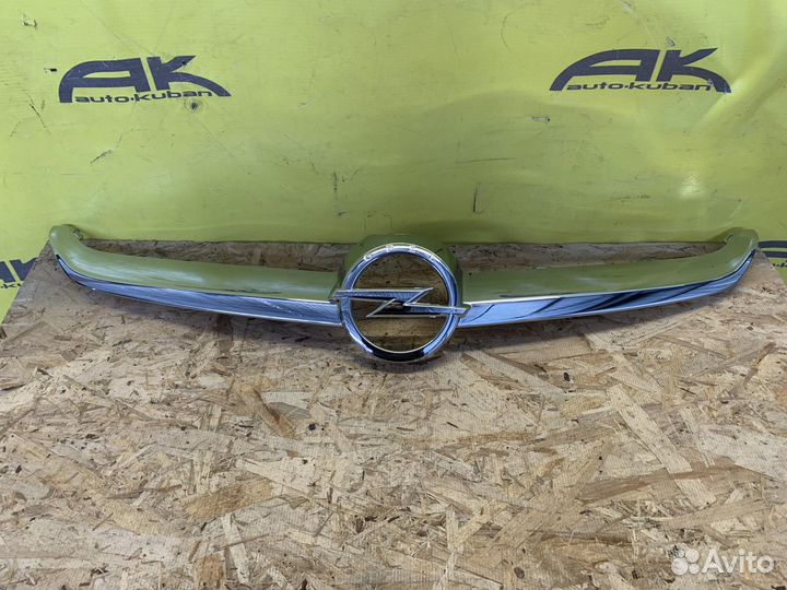 Решетка радиатора Opel Astra J новый оригинал. Пер