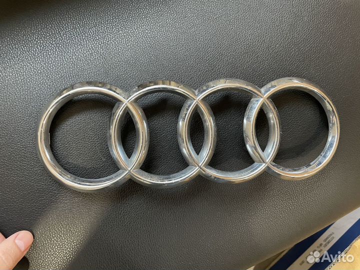 Эмблема Audi решетки радиаторв Q5