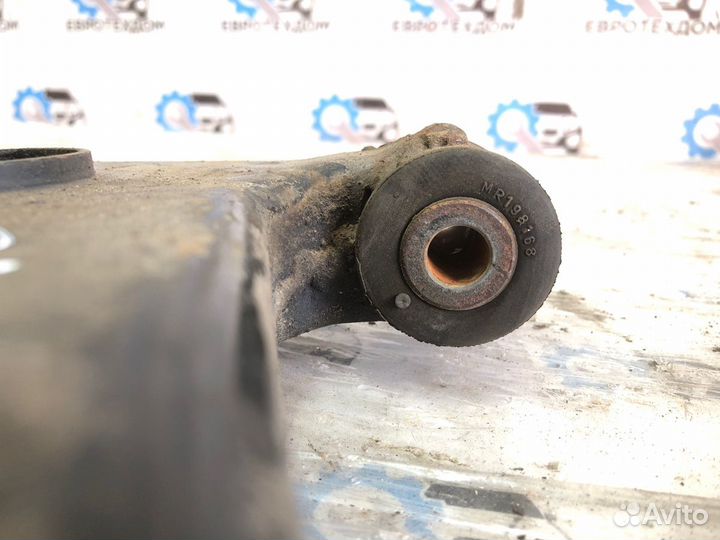 Рычаг подвески передний правый Mitsubishi Carisma