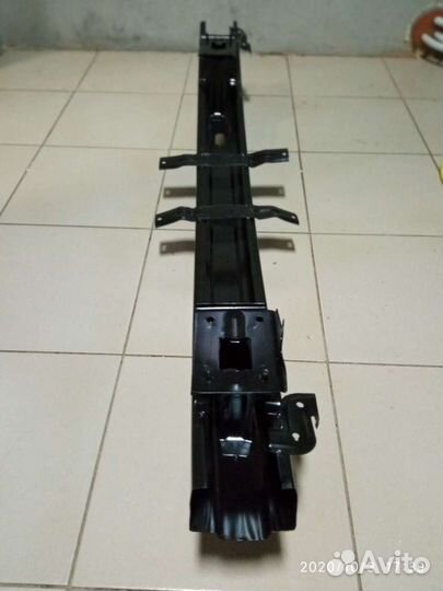 Брус бампера Nissan