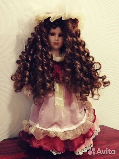 Кукла фарфоровая