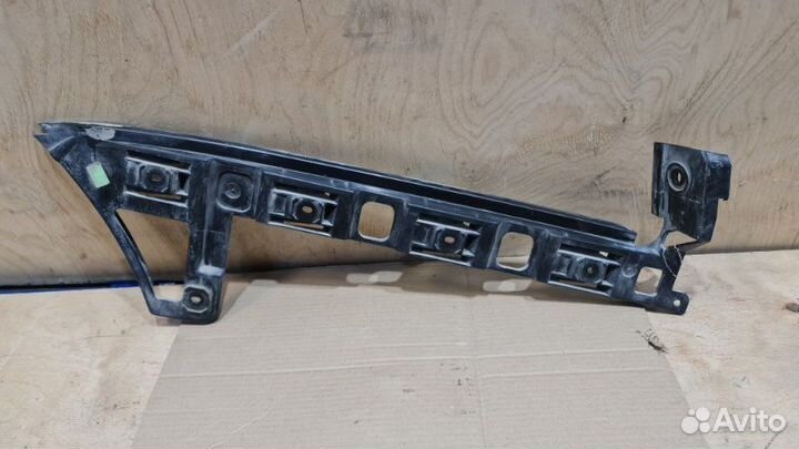 Кронштейн бампера правый Volkswagen Passat B6