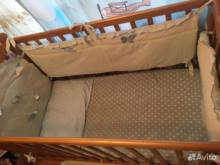 Кроватка детская с маятником