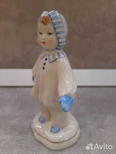 Статуэтка фарфоровая Девочка со снежком Дулево