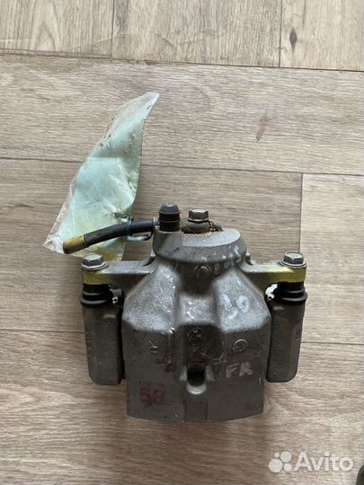 Суппорт правый передний Toyota Prius 2010 г