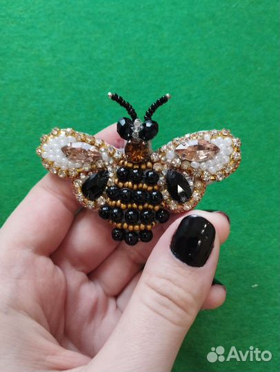 Брошь ручной работы из бисера и страз
