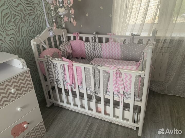 Детская кроватка и пеленальный комод